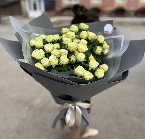 Букет Белые кустовые розы Солинеро в Идринском