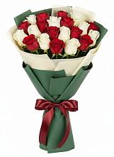 Букет Микс из красных и белых роз в Идринском