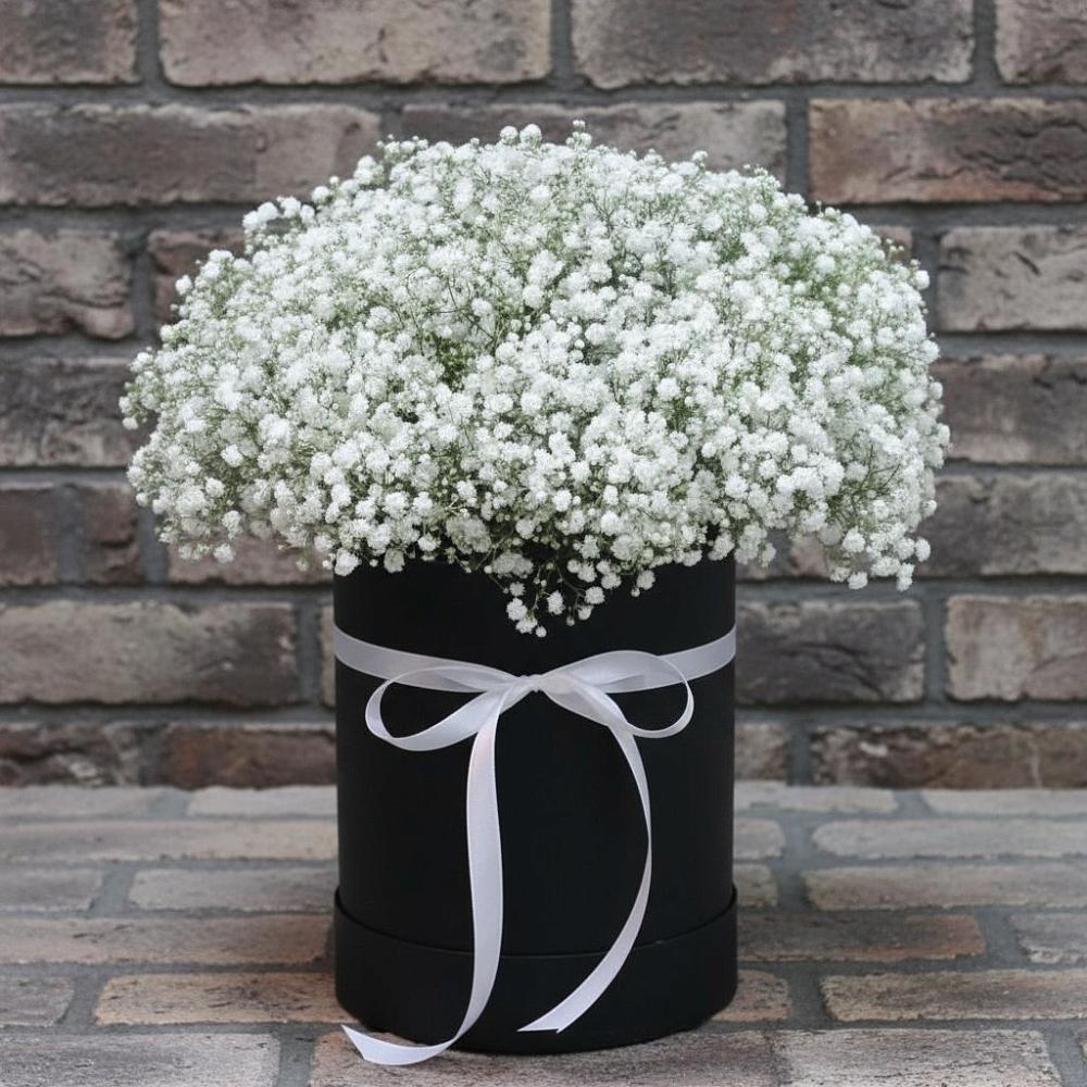 Цветочная композиция из Гипсофила в шляпной коробке в Идринском