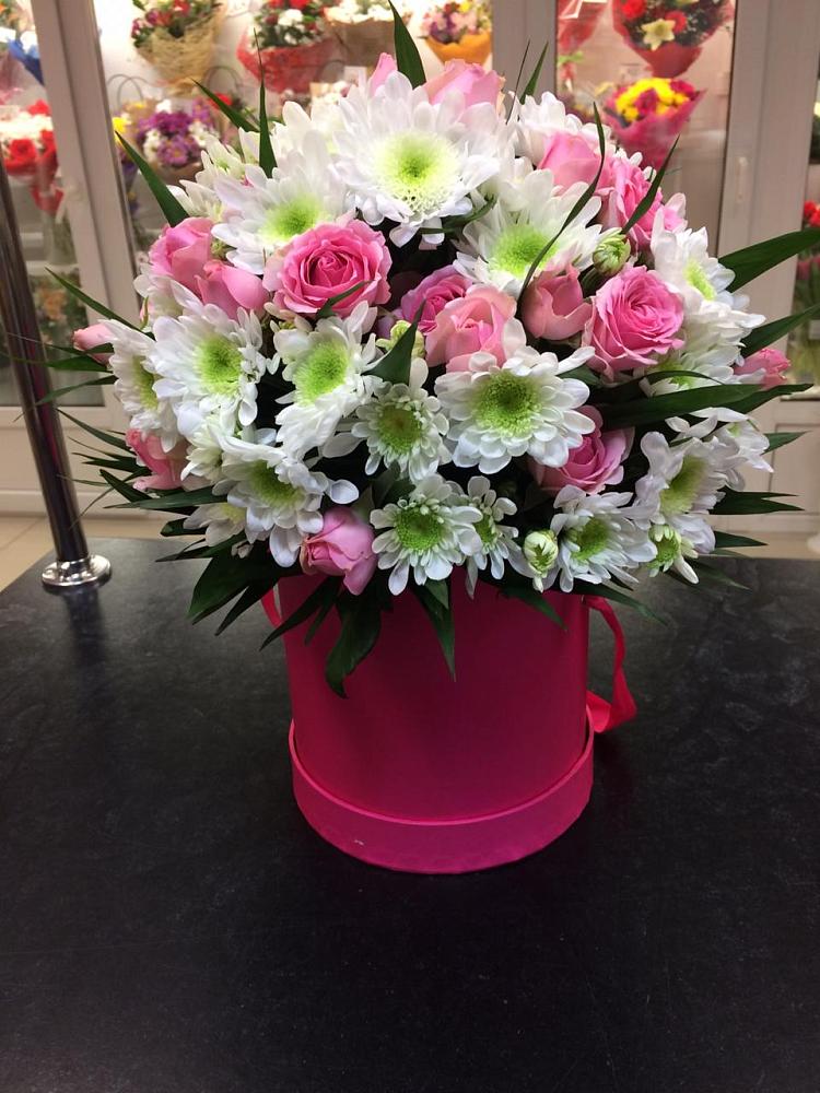 Цветочная композиция из Розы и Хризантемы в шляпной коробке в Идринском