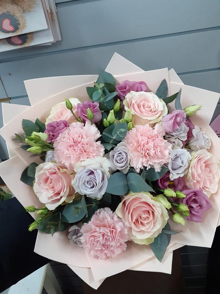 Букет цветов из: Розы, Гвоздики и Лизиантусы в Идринском