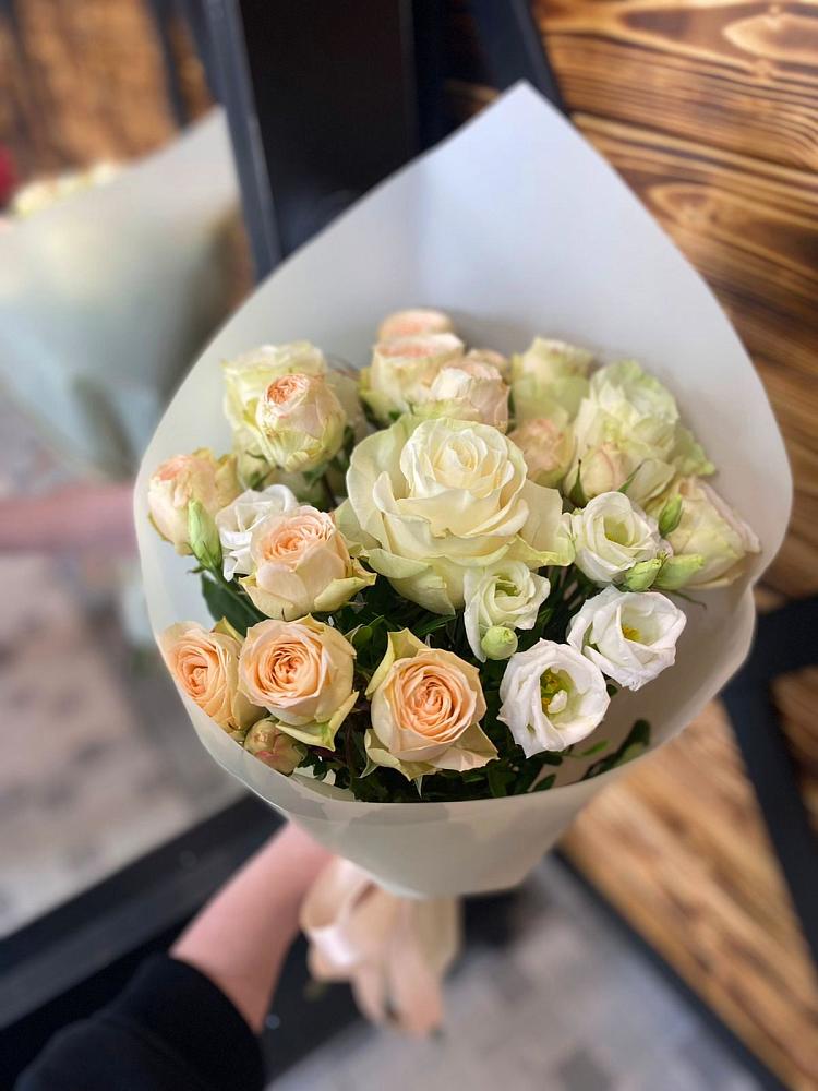 Букет цветов из: Розы и Лизиантусы в Идринском